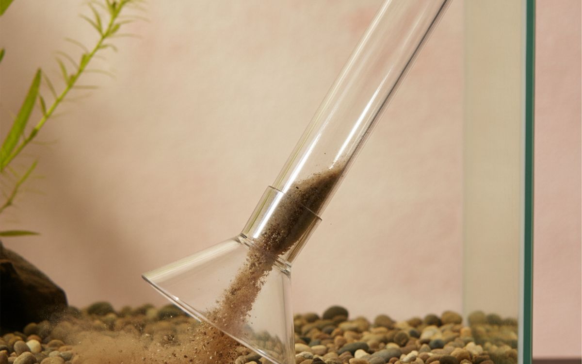 A gravel vacuum siphon