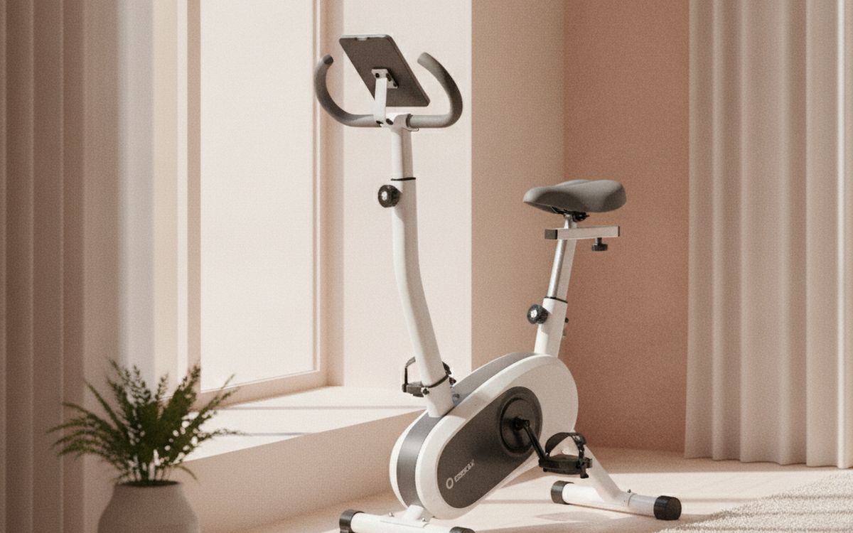 Ein klappbares Heimtrainer-Fahrrad oder Rudergerät