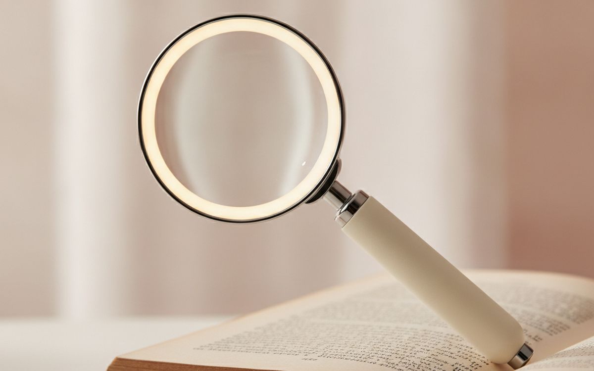 Une loupe éclairante à main