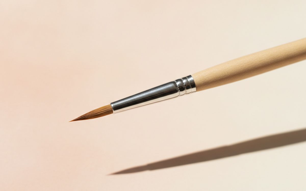A size 8-10 round brush with a good point